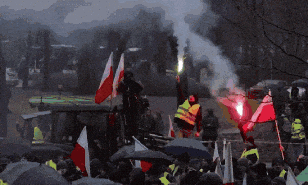 Hỗn loạn hàng ngàn người ở biên giới Ukraine-NATO; Ông Putin tung quân bài lần đầu lộ diện, Kiev sơ tán khẩn