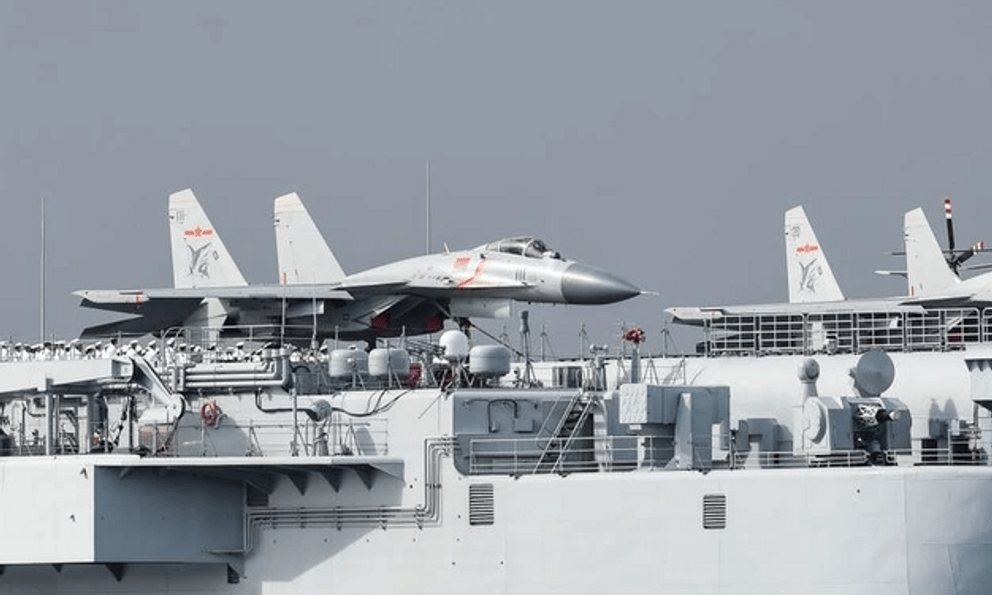 J-15T Trung Quốc và F-18E Mỹ: 