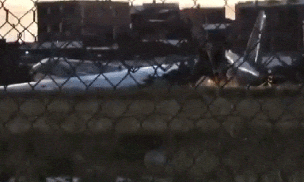 Máy bay quân sự chở đầy tiền rơi xuống cao tốc Bolivia, dân lao vào nhặt khiến hiện trường hỗn loạn