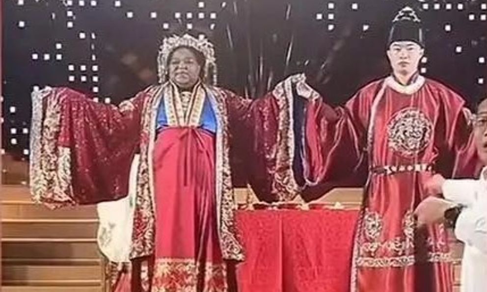 Chú rể Trung Quốc cưới cô dâu Mỹ hơn 20 tuổi: Tin đồn ‘10 triệu USD’ và biểu cảm ‘gây bão’ của mẹ chồng