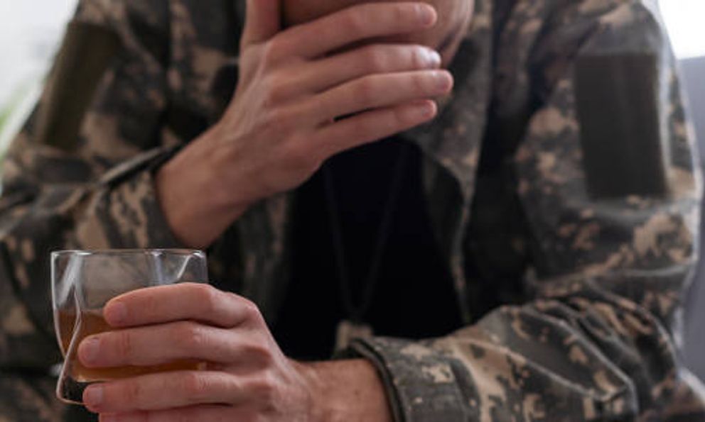 Cựu tướng Mỹ gặp rắc rối kép: Làm thất lạc tài liệu mật; say xỉn ở Ukraine dẫn tới 'chấn động não'