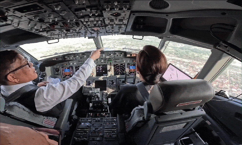 Hình ảnh hiếm: Vua và Hoàng hậu Thái Lan tự lái chuyên cơ hoàng gia thăm Lào