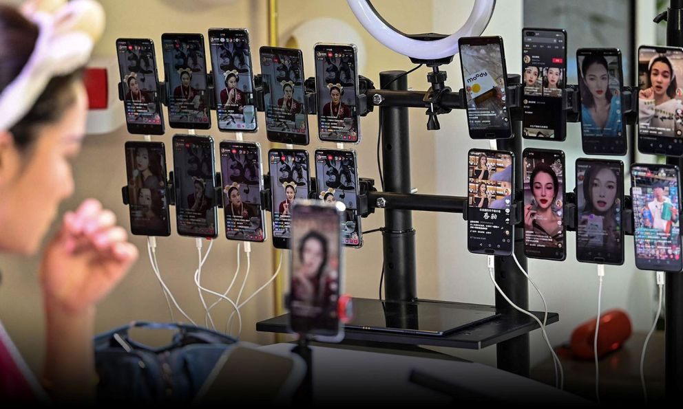 Khó thở, nôn mửa sau livestream: Cái giá phải trả để được 