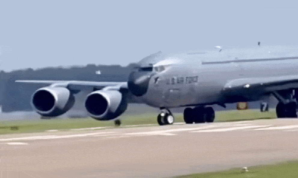 Trúng đòn tên lửa Iran, chi chít miếng vá, KC-135R vẫn 'gượng bay' về Anh: Điểm yếu quân sự Mỹ bị lộ?