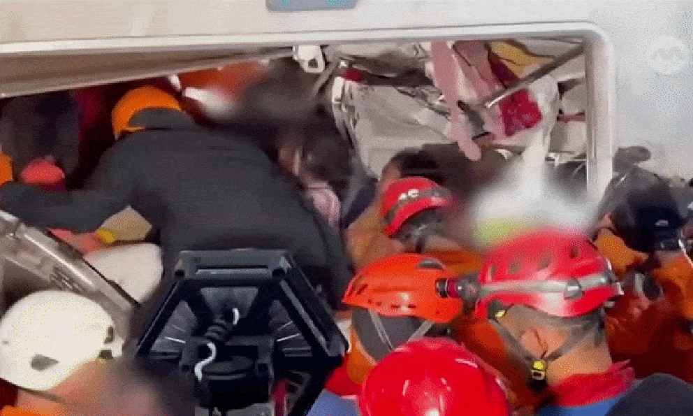 Thảm kịch đường sắt Indonesia: Một va chạm với taxi khiến đoàn tàu dừng lại… rồi 'bẹp dúm' trong tích tắc