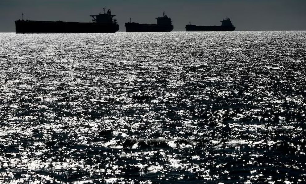 Từng thống trị đại dương, 1 nước NATO nay để hạm đội bóng tối Nga thách thức ngay sát bờ