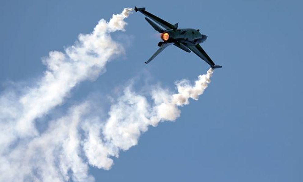 F-16 phụt khói, né tên lửa R-77 Nga trong gang tấc: Tuyệt kỹ 