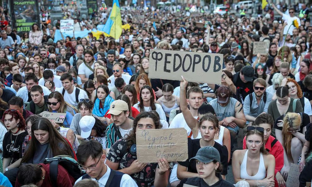 Biểu tình lớn ở Ukraine: Hàng nghìn người đòi phục chức cho Bộ trưởng Quốc phòng bị ông Zelensky sa thải