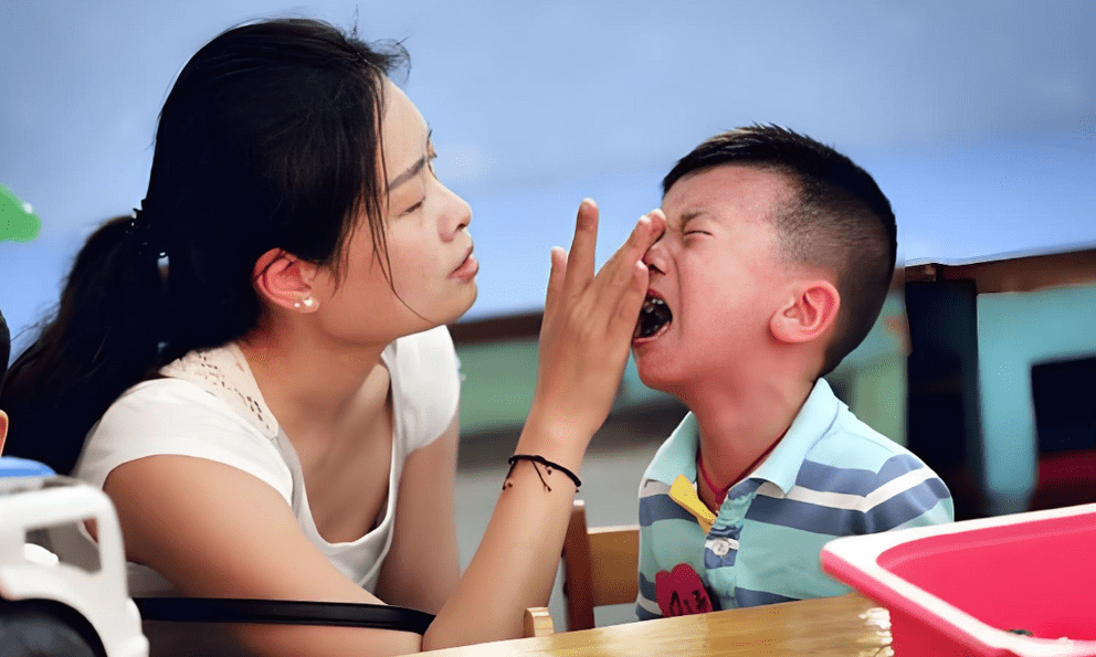 Vì sao nhiều đứa trẻ ở với bố, hoặc đi học đều rất ngoan, nhưng cứ ở với mẹ là 