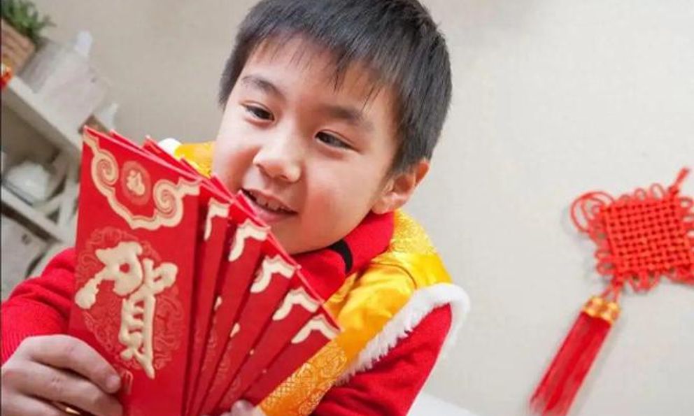 Thấy mẹ rút 2 tờ 200 nghìn ra mừng tuổi các cháu, con trai nói 1 câu khiến vợ chồng tôi vội 