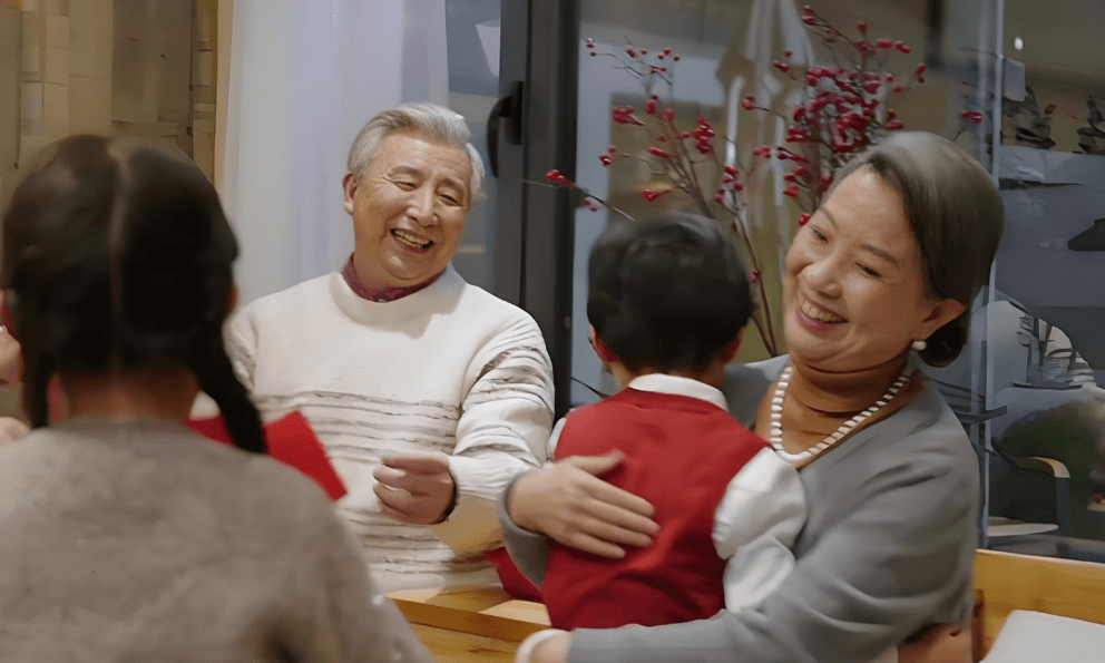 Mở phong bao lì xì của bà nội, con gái tôi ngơ ngác bảo mẹ 