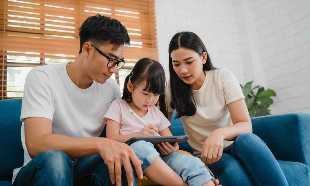 Quan điểm được nhiều người đồng tình: “Dốc cạn tài sản” để đầu tư giáo dục cho con cái là dại dột, hậu quả sẽ sớm thấy!