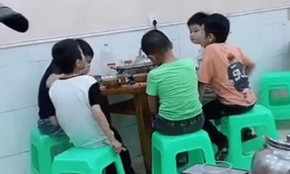 Bức ảnh 5 đứa trẻ ngồi ăn uống gây bão MXH: Nhìn vào điểm này, ai cũng khen!