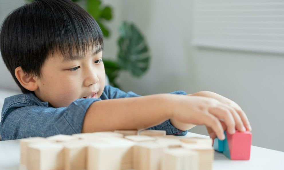 Người IQ càng cao càng dễ đau khổ: Đọc xong nghiên cứu này, cha mẹ liệu có làm mọi cách khiến con thông minh hơn?