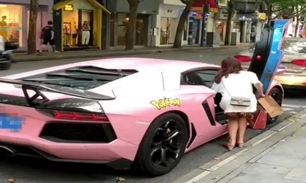 Lái ô tô đắt tiền đón con tan học, người mẹ bị chê 