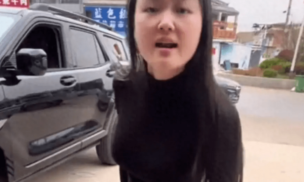 Bức ảnh người cô quát cháu nhưng lại được cư dân mạng khen tới tấp: Lý do là gì?