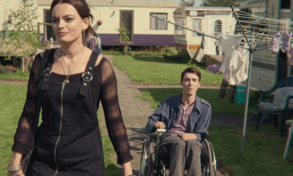 Nhờ câu này trong phim Sex Education mà tôi giúp con gái hiểu được một điều: Cuối cùng con cũng bỏ thói quen hơi chút là than mệt, kể khổ!