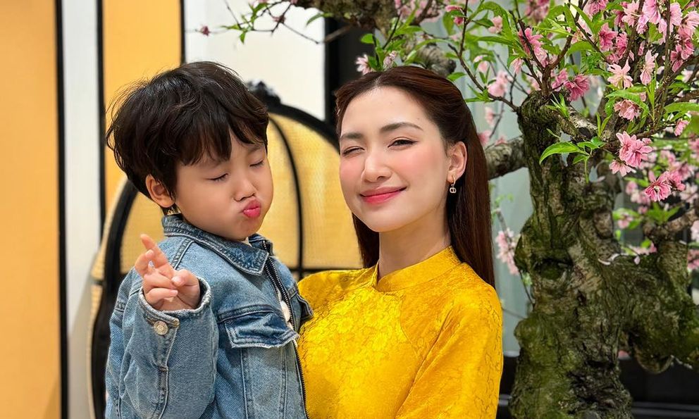 Bé Bo nói 4 chữ với bố, cư dân mạng ào vào khen lia lịa: Chứng tỏ Hoà Minzy dạy con xịn cỡ này!