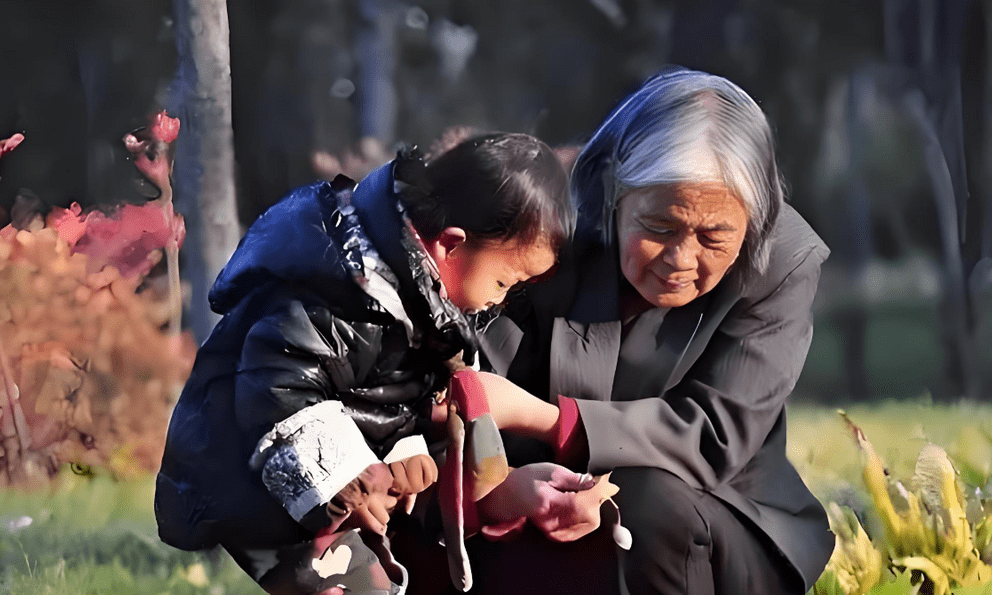 Trẻ thường thân với bà nội hay bà ngoại hơn? Đây là câu trả lời từ nghiên cứu khoa học