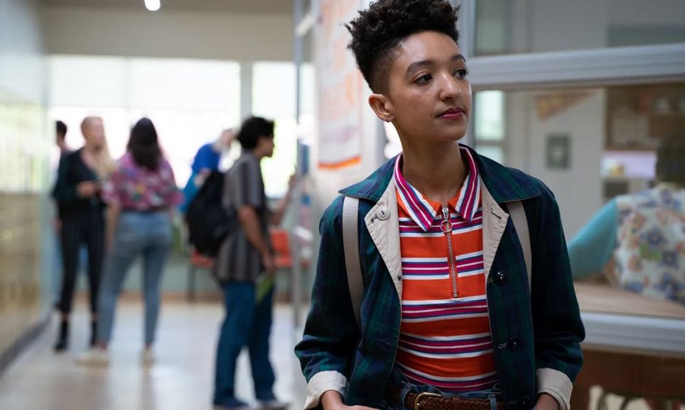 Xem phim Sex Education, tôi bật khóc vì thấy có lỗi với con trai: Chỉ vì 1 phút im lặng của tôi mà con gồng mình làm 