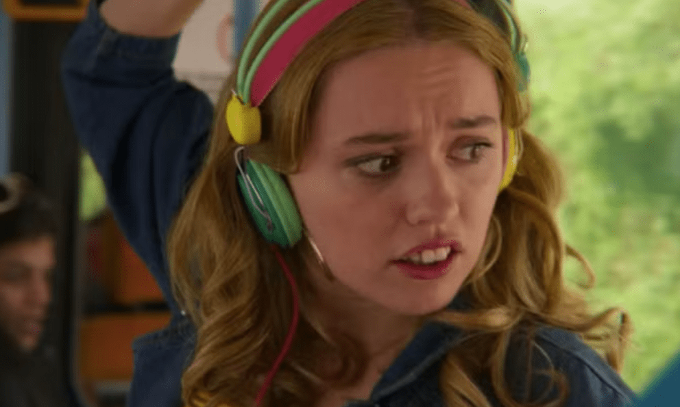 Xem phim Sex Education, tôi nặng lòng nghĩ về 2 mẹ con nhà hàng xóm: Có những điều nếu chúng ta không dạy sớm, trẻ lớn lên sẽ vô ơn