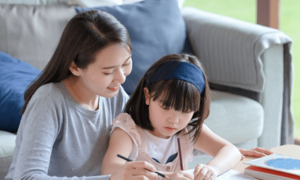 Nếu cha mẹ có những đặc điểm này, con cái họ có khả năng trở thành học sinh giỏi nhất