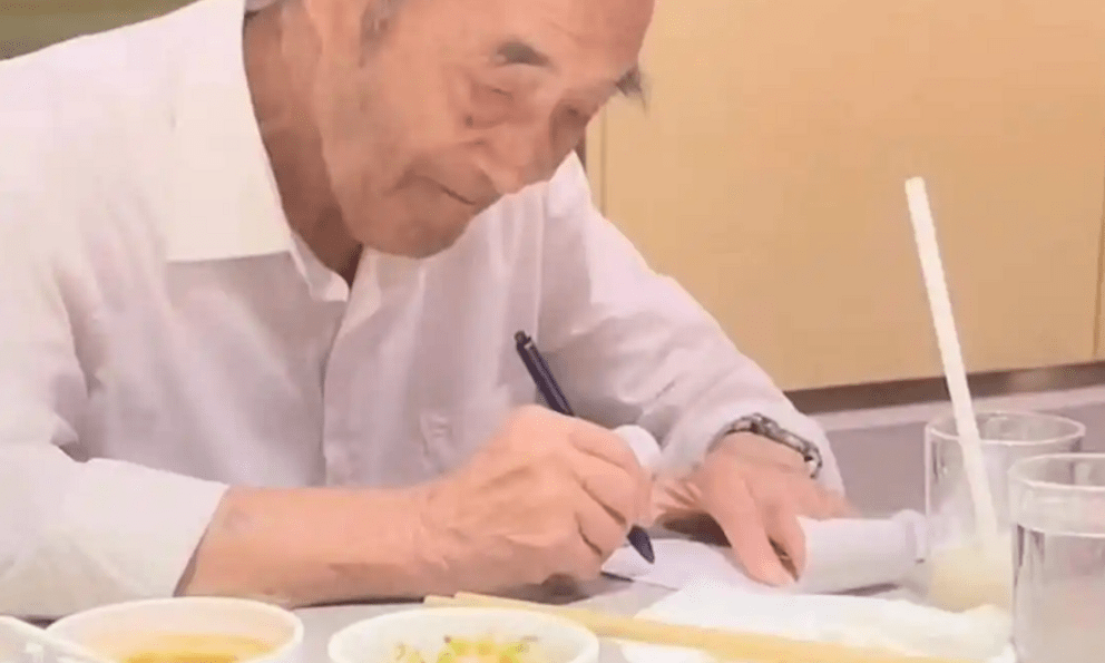 Cháu trai chụp ảnh ông nội rồi đăng lên mạng, nhìn chi tiết này, mọi người nhao nhao bình luận: 