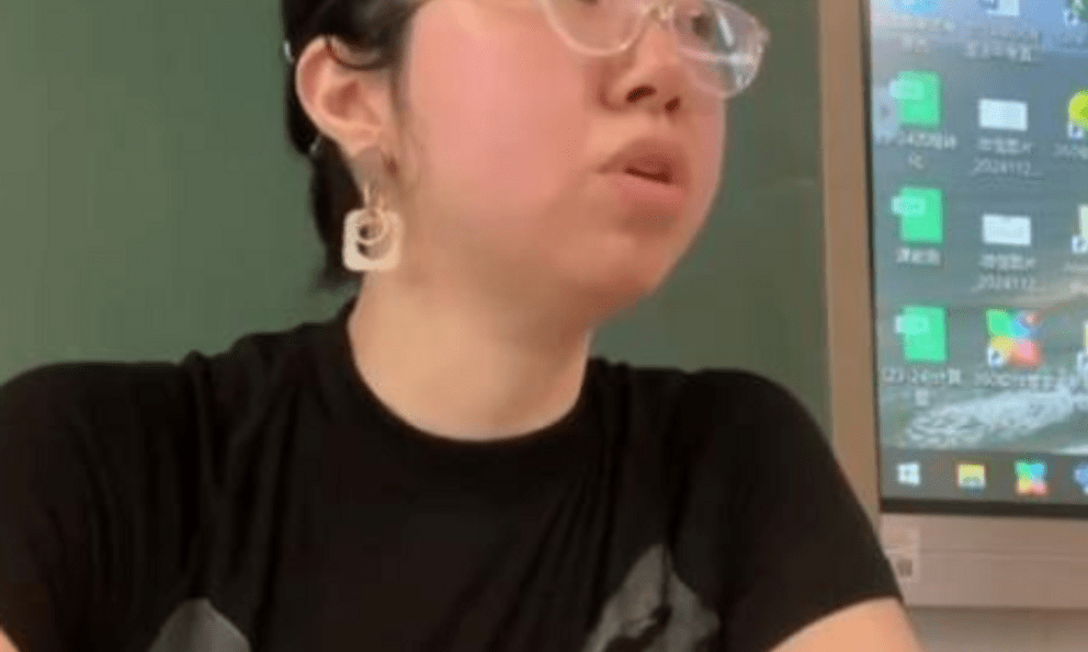 Phát hiện 1 em trong lớp cô lập bạn học, cô giáo này lập tức có hành động cứng rắn: Xử lý ra sao mà dân mạng thi nhau 