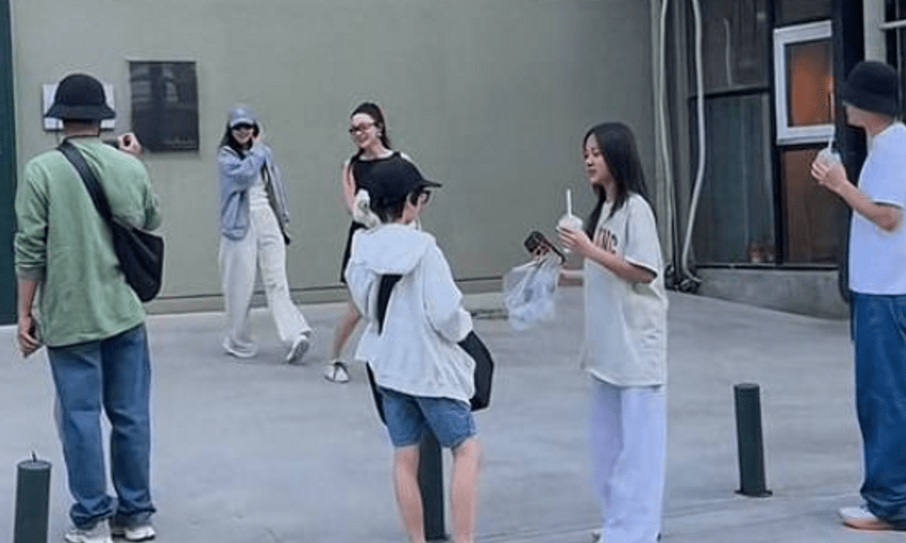 Bức ảnh khiến MXH bùng nổ: Cuộc hội ngộ của 2 nhân vật từng dính vào bê bối ngoại tình khiến dân mạng phải xuýt xoa về cách dạy con