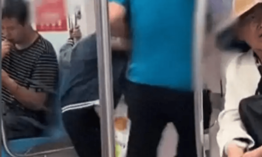 Cách dạy con của 1 ông bố khiến hàng chục hành khách trên tàu sững sờ, hàng triệu cư dân mạng phẫn nộ