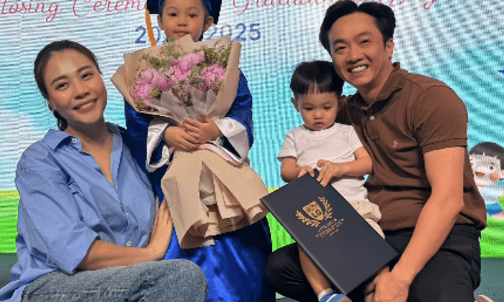 Đàm Thu Trang - Cường Đô la đi dự lễ bế giảng mẫu giáo của ái nữ ở trường quốc tế, nhìn là thấy chuẩn 