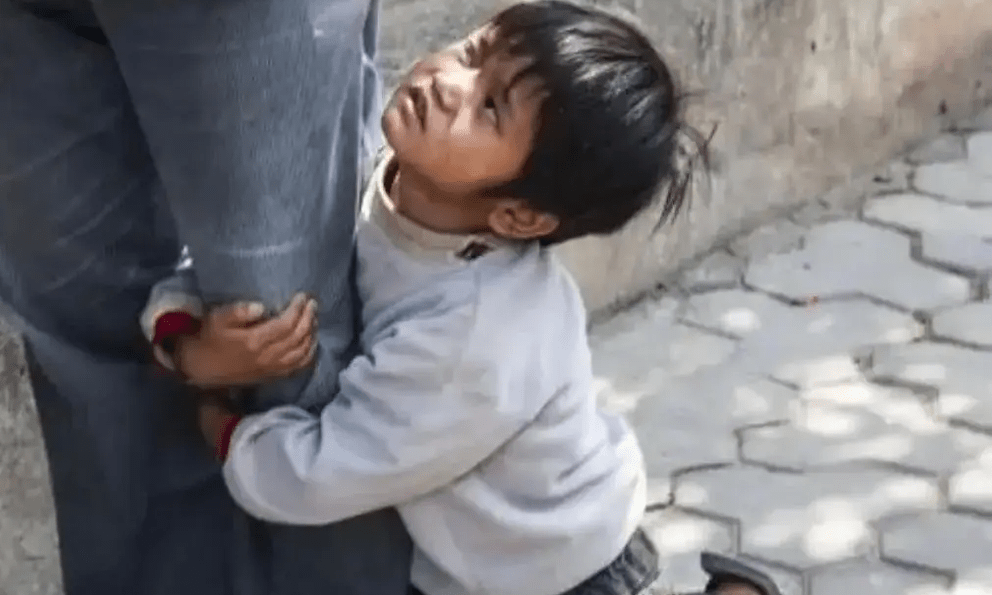 Cậu bé ăn xin trên cầu vượt nhận ra mẹ mình, nhưng chị không chịu thừa nhận. Cảnh sát cho biết: Người mẹ đã làm đúng 