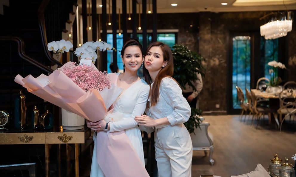 Soi chuyện con cái của cặp bạn thân là phú bà VBiz, phát hiện điểm chung thú vị: Đã giàu sụ còn dạy con khéo thế này