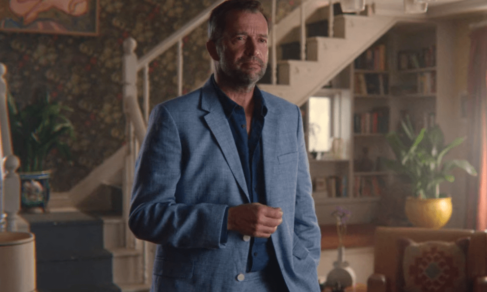 Xem phim Sex Education, tôi bỗng nhớ lại cái ngày kiểm tra camera trong nhà và phát hiện sự thật động trời: Tôi đã dạy con sai cách!