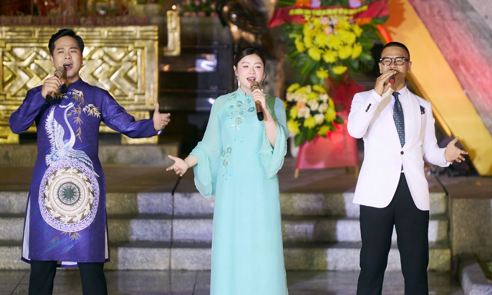 Thu Hằng xúc động thể hiện ca khúc tri ân trong chương trình nghệ thuật đặc biệt tại Quảng Trị