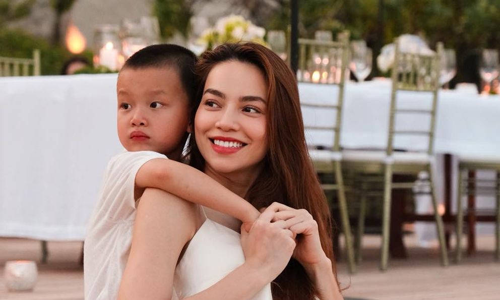 Clip Leon bị ngã tại nơi đông người từ 2 năm trước bỗng hot lại: Lý do là bởi phản ứng của Hồ Ngọc Hà quá đắt giá!