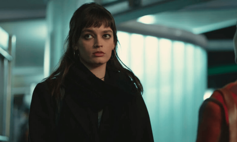 Xem phim Sex Education, tôi nhận ra cách chị đồng nghiệp đối xử với con gái rất sai: Ai cũng như vậy thì con cái tự ti cả đời