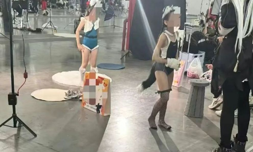 Bức ảnh trong 1 triển lãm thổi bùng phẫn nộ: Thái độ của phụ huynh có mặt càng khiến ai nấy đau lòng