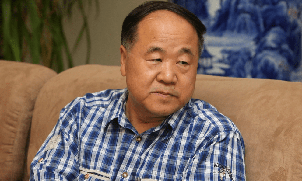 Bán rau đắt hơn giá bình thường, nhà văn đạt giải Nobel bị mẹ nói thẳng 1 câu: Ông nghe xong 