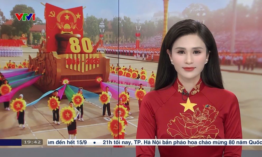 Nữ BTV diện áo dài đỏ sao vàng gây sốt trong bản tin Thời sự tối 2/9
