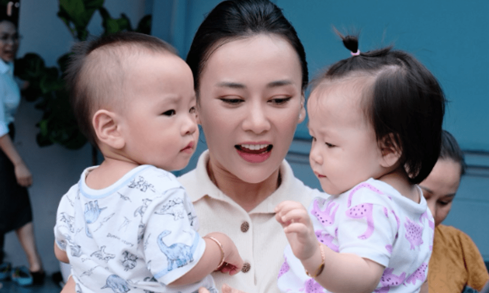 Đỗ Phương Oanh chia sẻ khoảnh khắc ngày đầu đi học của cặp song sinh: 