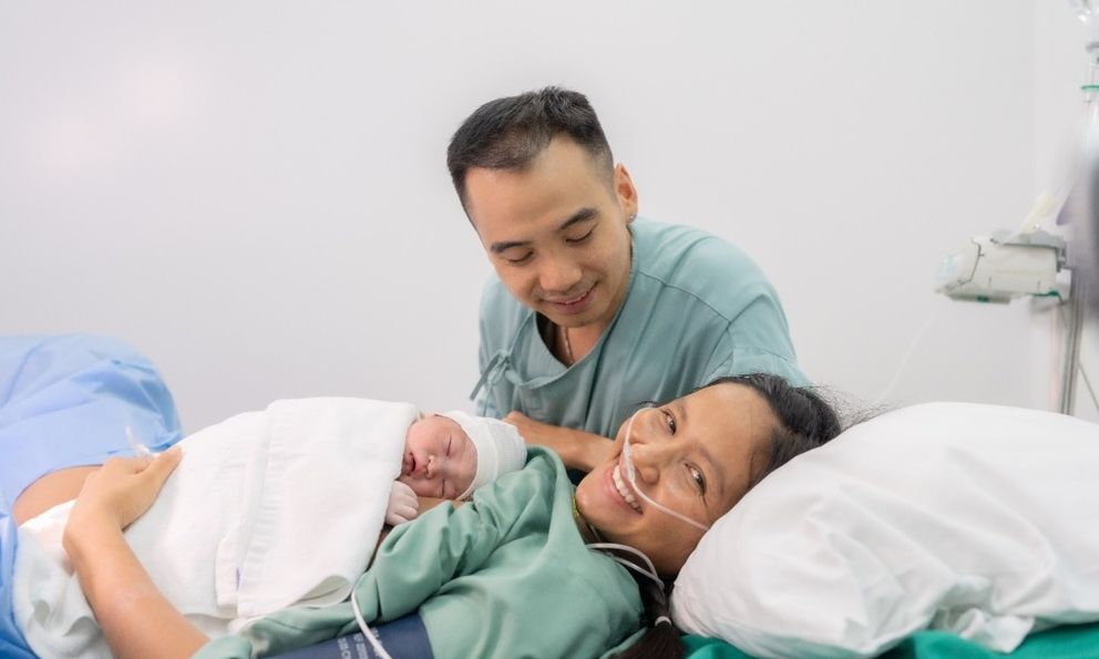 H'Hen Niê sinh con gái đầu lòng, ông xã đẫm lệ khi thấy vợ lâm bồn