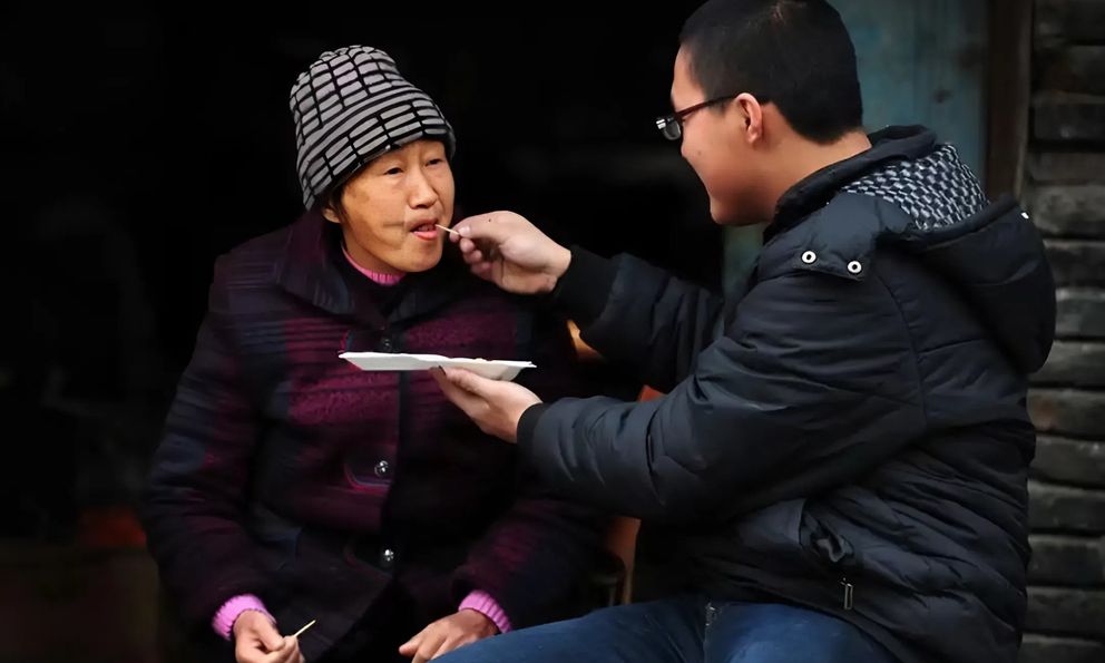 Con cái hiếu thảo thật hay giả dối? Cha mẹ chỉ cần nhìn vào 3 điều sau là rõ mười mươi!