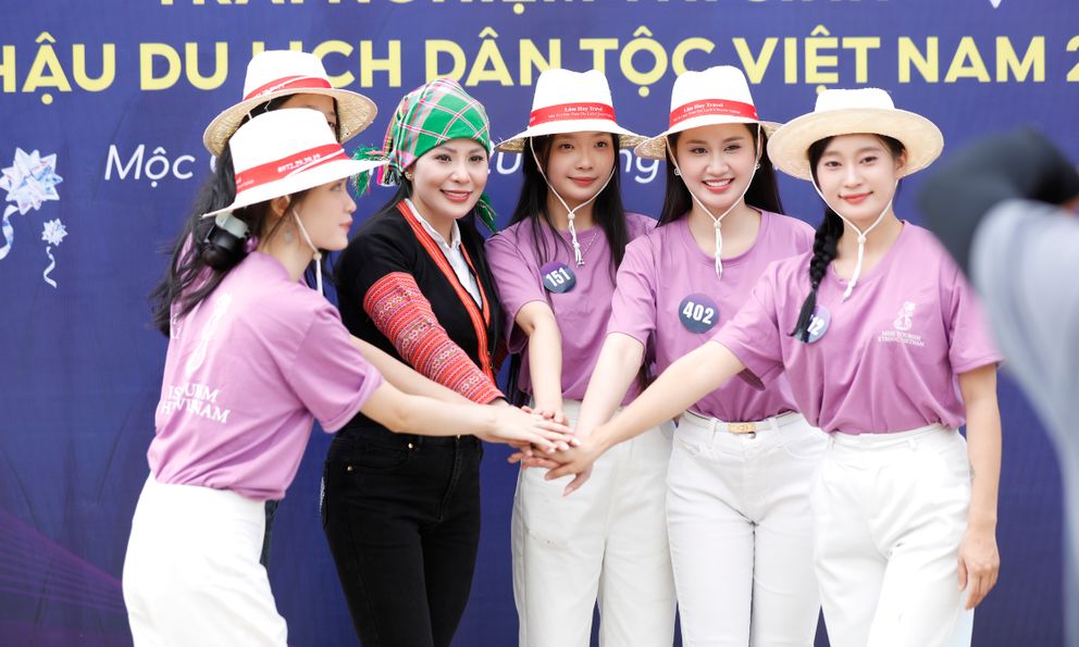 Top 30 Hoa hậu Du lịch Dân tộc Việt Nam 2025 hái chè, quảng bá vẻ đẹp Mộc Châu