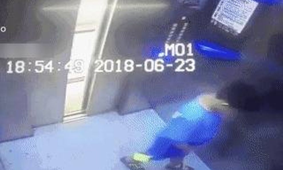 Đứa trẻ tè bậy trong thang máy, phản ứng của bà mẹ nhận được vô số lời khen ngợi: Đây chính là cách dạy con 