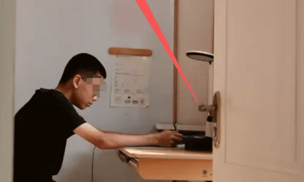 Bức ảnh chụp lén con trai được bố tự hào khoe lên MXH, dân mạng xem chỉ ra 1 điểm: Ngột ngạt quá!