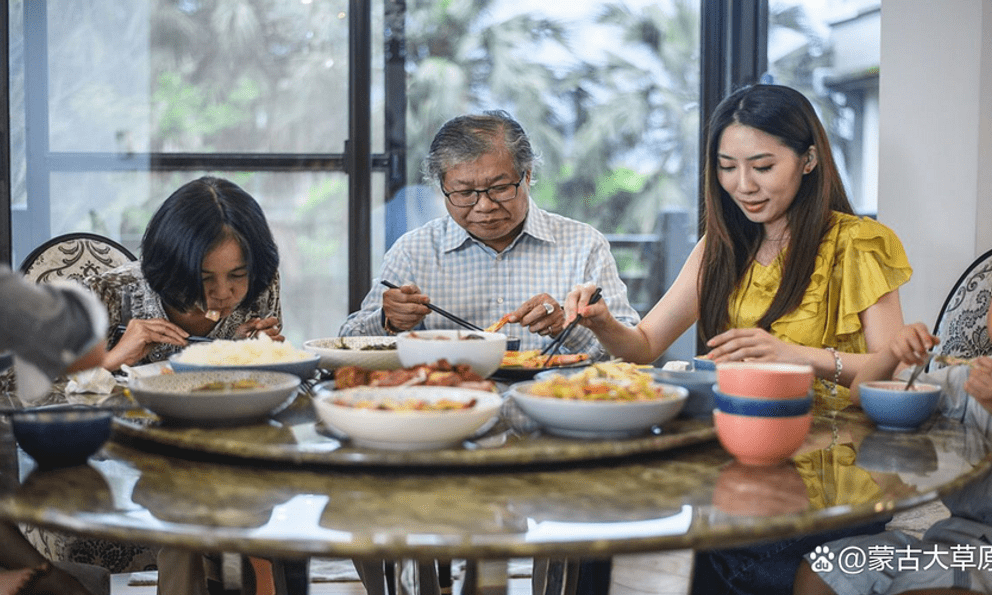 Sang nhà bà nội ăn cơm, con trai tôi buột miệng nói 1 câu khiến tất cả người lớn đứng hình: Không khí gượng gạo vô cùng!