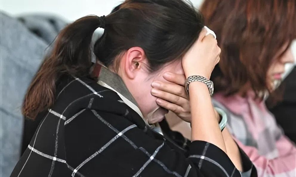 Dốc hết tiền bạc cho con học trường đắt nhất khu, bố mẹ chết lặng khi con về nhà nói thẳng 1 câu!