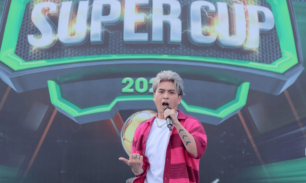 Sân phủi hóa sân khấu: Hồ Quang Hiếu mang 