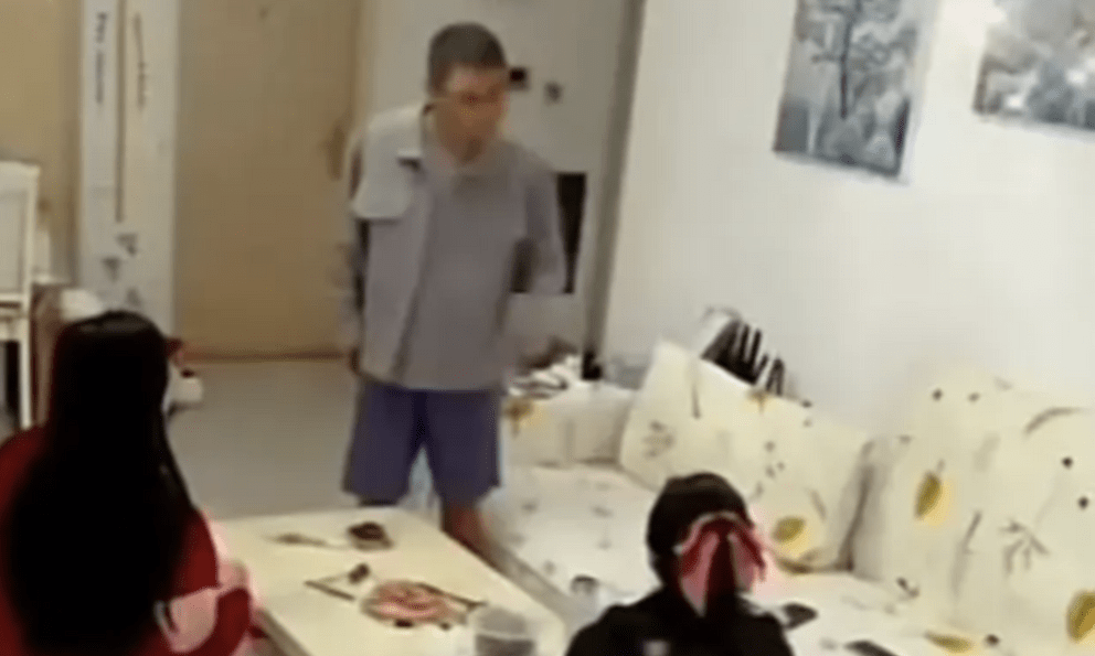 Video ghi cảnh con gái nổi nóng quát: 